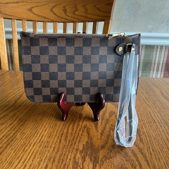 Fashion Checkered Brown Clutch / wristlet - NWOT - made of quality material . - Picture 12 of 12
